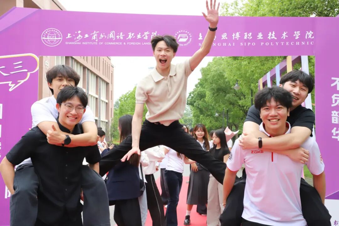 相关阅读大礼堂温情启幕